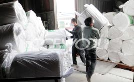 The loading process of CCEWOOL ceramic fiber blanket in woven bag package